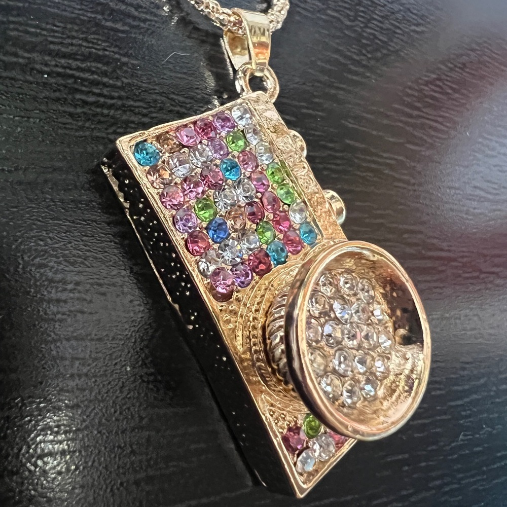 πΈ NWT! Multi Color Rhinestone Camera Necklace - Picture 3 of 7